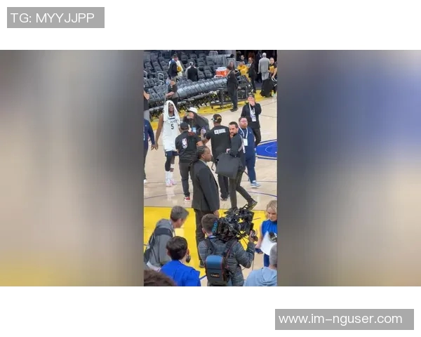 爱德华兹现场脱下比赛球衣赠送球迷令人惊叹的温暖瞬间